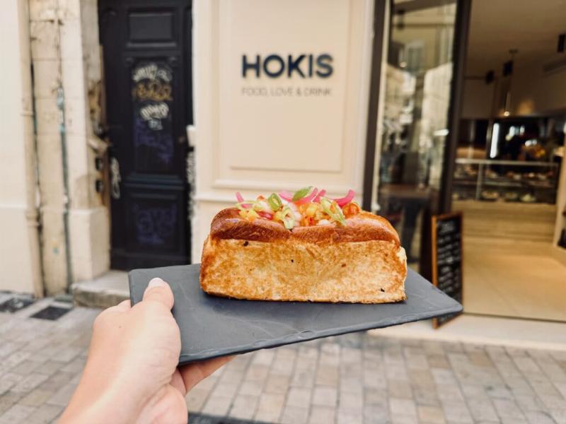 Assiettes élégantes et colorées de plats méditerranéens servis au restaurant Le Corbusier à Marseille, mettant en valeur des ingrédients frais et locaux